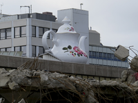 906361 Afbeelding van de reusachtige theepot van kunstenares Lily van der Stokker, geplaatst in het kader van de ...